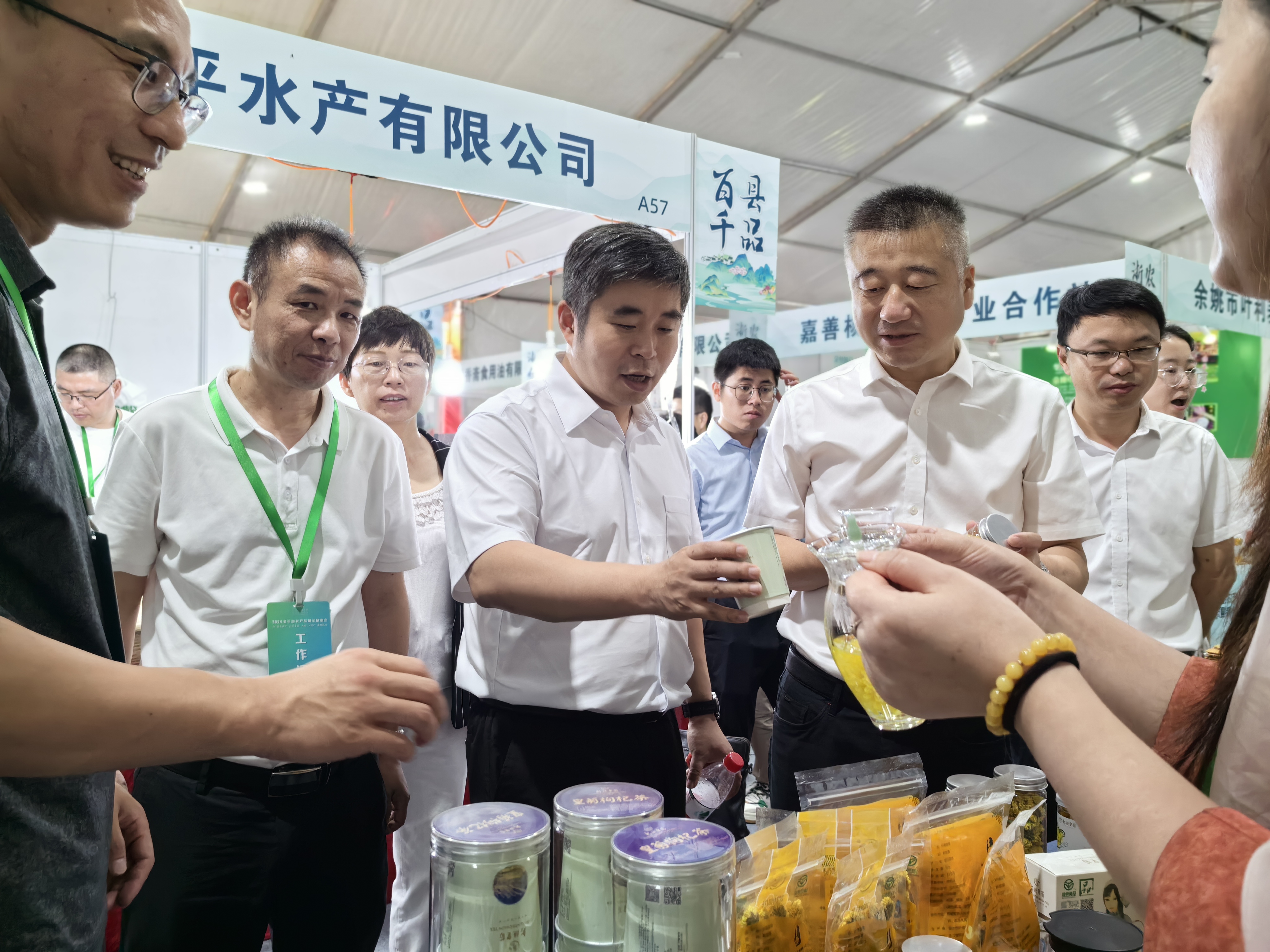 2024金平湖展銷會(huì)平湖市市長(zhǎng)，農(nóng)業(yè)農(nóng)村局局長(zhǎng)，平湖供銷社主任，省農(nóng)產(chǎn)品綠色發(fā)展中心主任蒞臨現(xiàn)場(chǎng)
